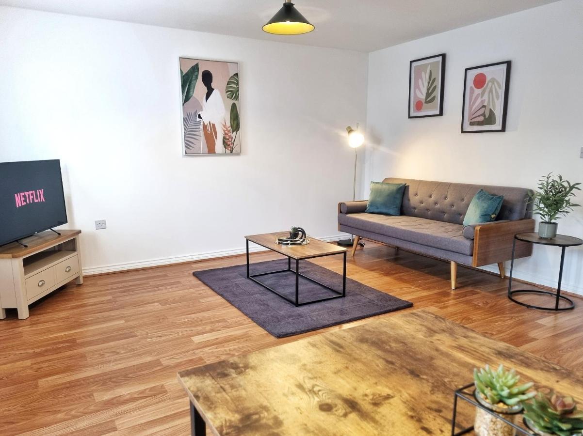 Modern & Spacious 3 Bedrooms And 2 Bathrooms Home, Free Parking! *