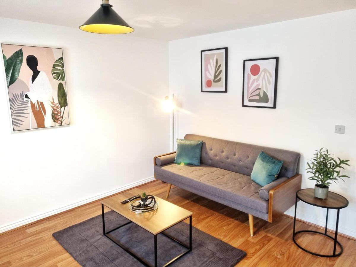 Holiday home Modern & Spacious 3 Bedrooms And 2 Bathrooms Home, Free Parking! *